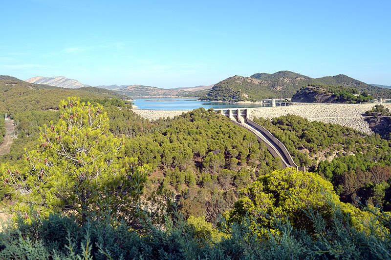 Although, strictly speaking, the Natural Reserve only included the Gaitanejo River Dam, we would be unable to understand the dynamics and complexity of the open area without the river dams that surround it which are the Conde de Guadalhorce, Guadalteba, Guadalhorce y Tajo de La Encantada), that make up, as a whole, one of the most important hydraulic complexes in Andalucia.