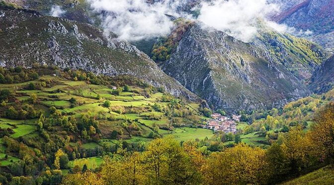 The Redes Natural Park is mostly covered by large wooded areas, among which its endless beech forests stand out and is located in the eastern central area of ​​Asturias.
