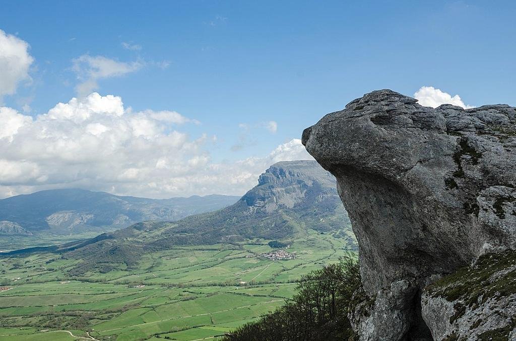 The Urbasa-Andía Natural Park is covered by beech forest accompanied by other species such as yews, junipers and pines