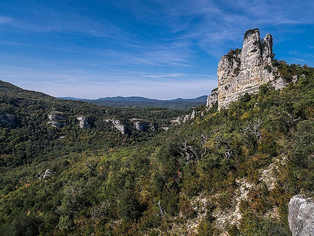 Located 31 kms from Vitoria-Gasteiz, Izki Natural Park is a vast forest area surrounding the Izki river and flanked by mountains on either side.