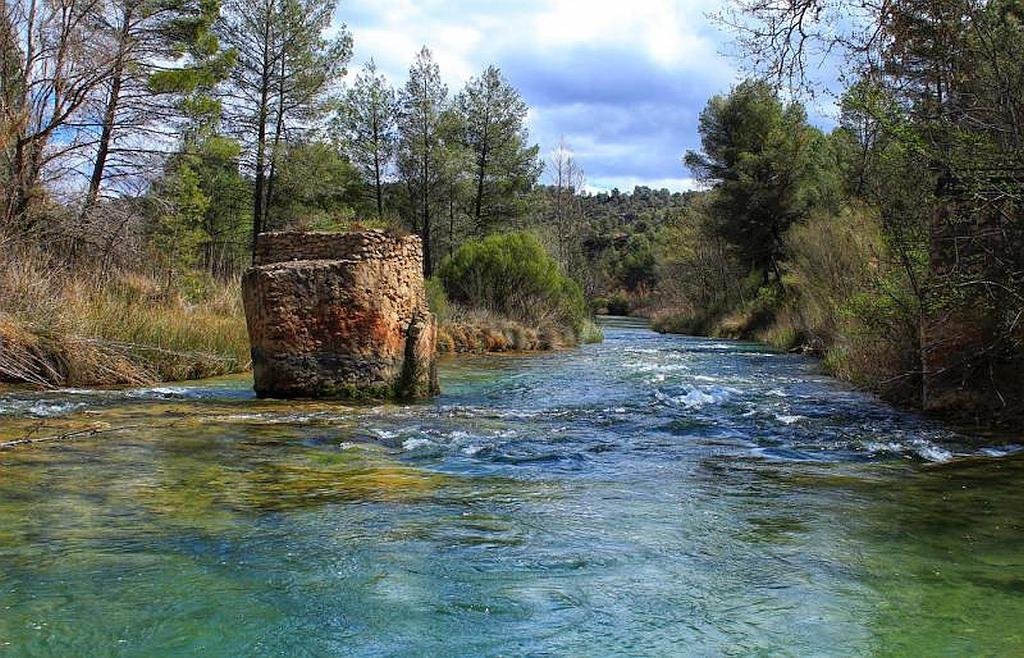 The largest protected area in the Valencian Community, the Hoces del Cabriel Natural Park (in Valencian Parc Natural de les Gorges del Cabriol)