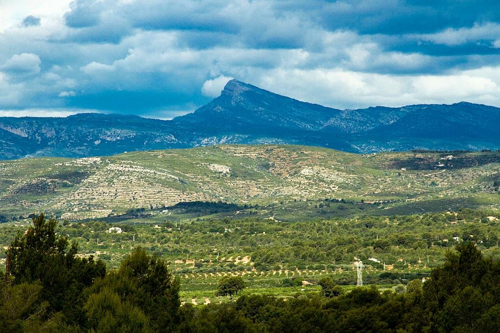 The peak of the Macizo Penyagolosa Natural Park can be seen from all over La Plana and even from inland regions such as Alto Palancia.