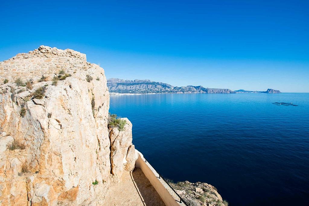 The Sierra Helada Natural Park (Serra Gelada) and its coastal environment is located within the Marina Baixa region between the bays of Benidorm and Alfàs-Alteao.